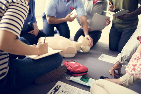 Formations en secourisme avec RCR/DEA et matériel de premiers soins